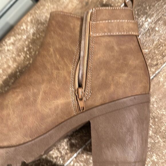 Boots size 10 women taupe color “new” - Picture 8 of 8
